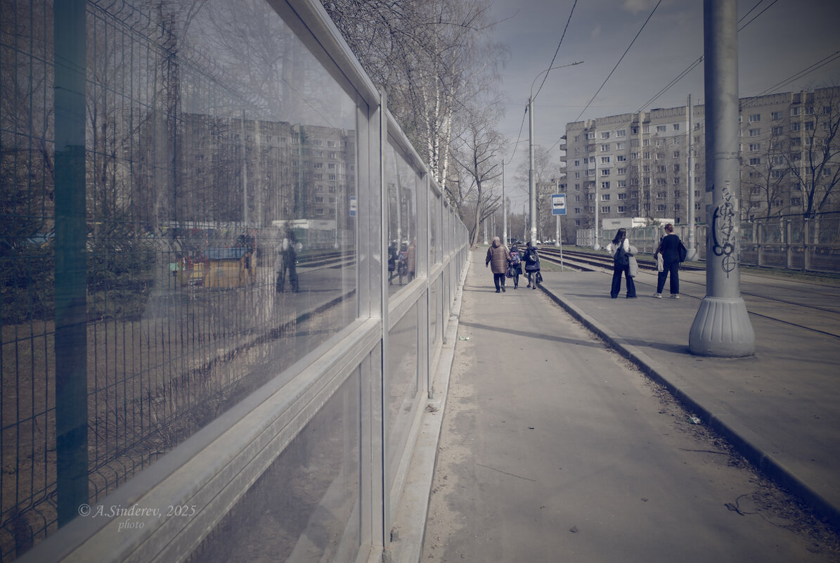 На остановке - Александр Синдерёв