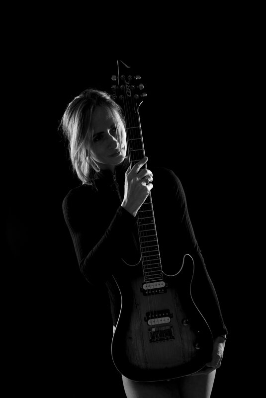 девушка с гитарой - Алексей Чигвинцев