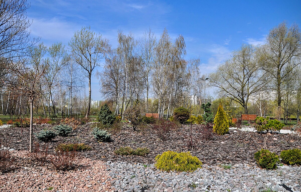 Альпийский сад на территории храма  Архангела Михаила - Анатолий Колосов