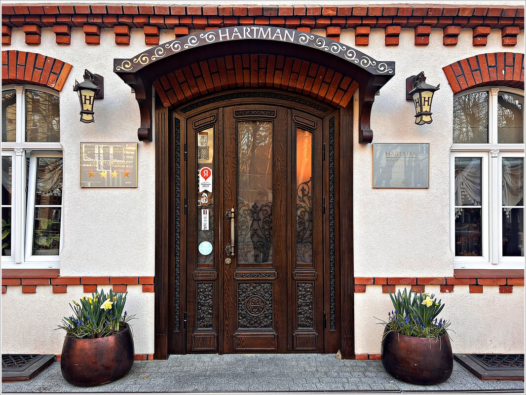 Вход в отель Хартман. - Валерия Комова Вход в отель Хартман. - Валерия Комова