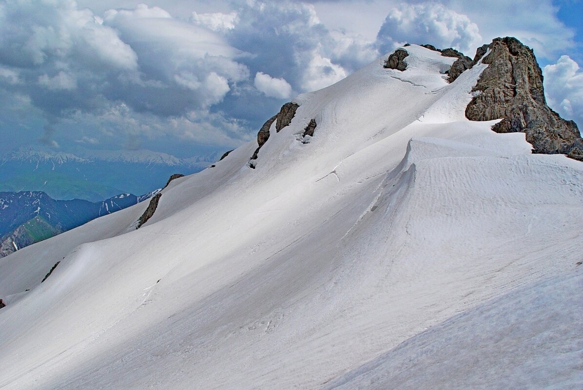 ПРОГУЛКА НА БОЛЬШОЙ ЧИМГАН - 2, с вершины - Виктор Осипчук