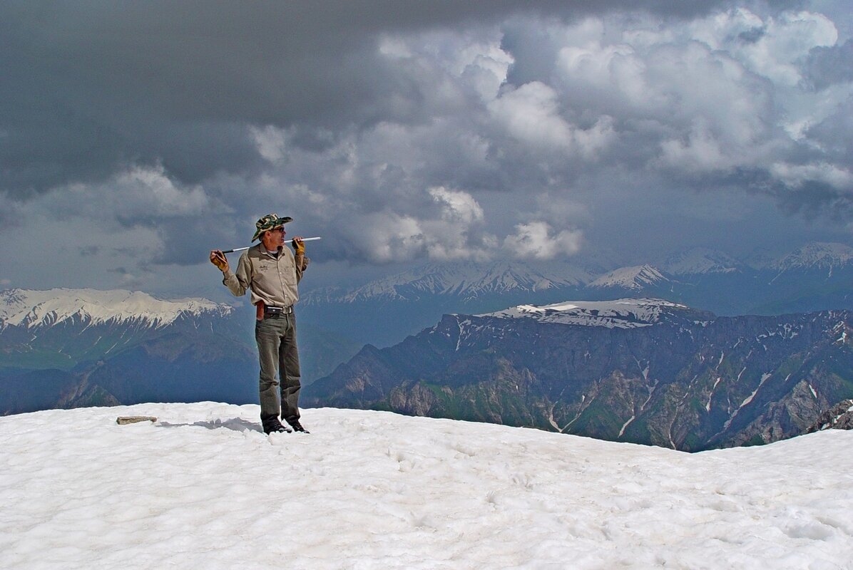ПРОГУЛКА НА БОЛЬШОЙ ЧИМГАН - 2, с вершины - Виктор Осипчук