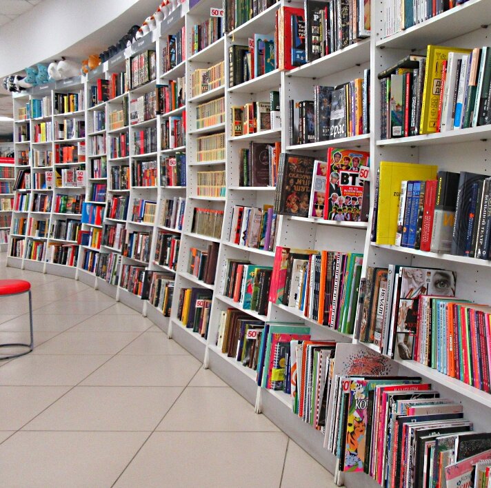 В     книжном     магазине. - Галина Кузьмина