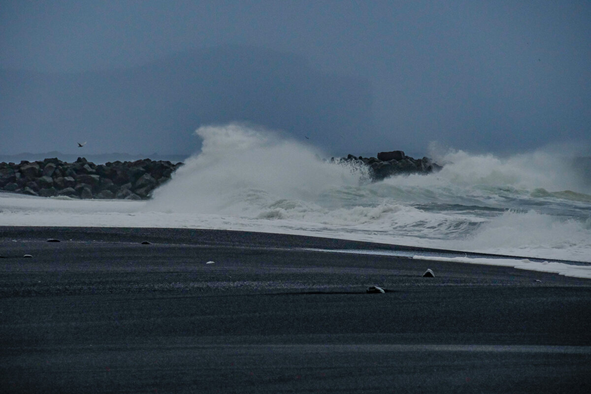 Пляж из чёрного песка - Георгий А
