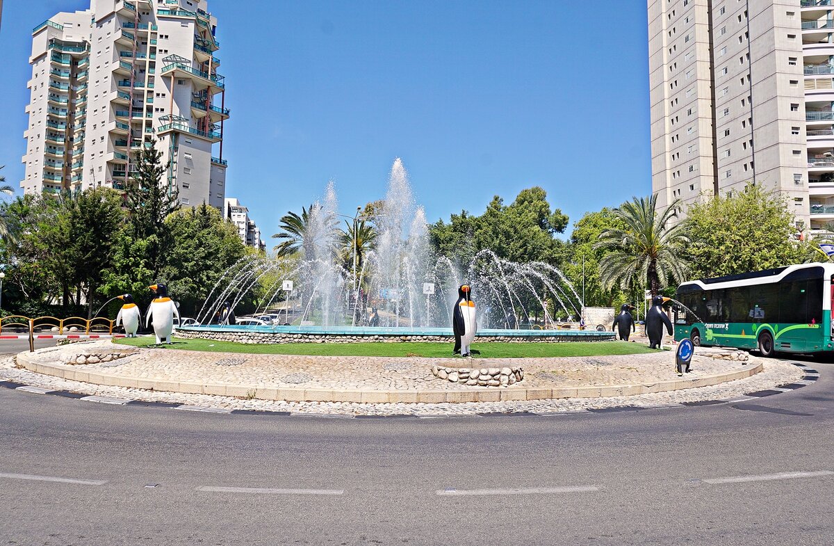 площадь с фонтаном - Александр Корчемный площадь с фонтаном - Александр Корчемный