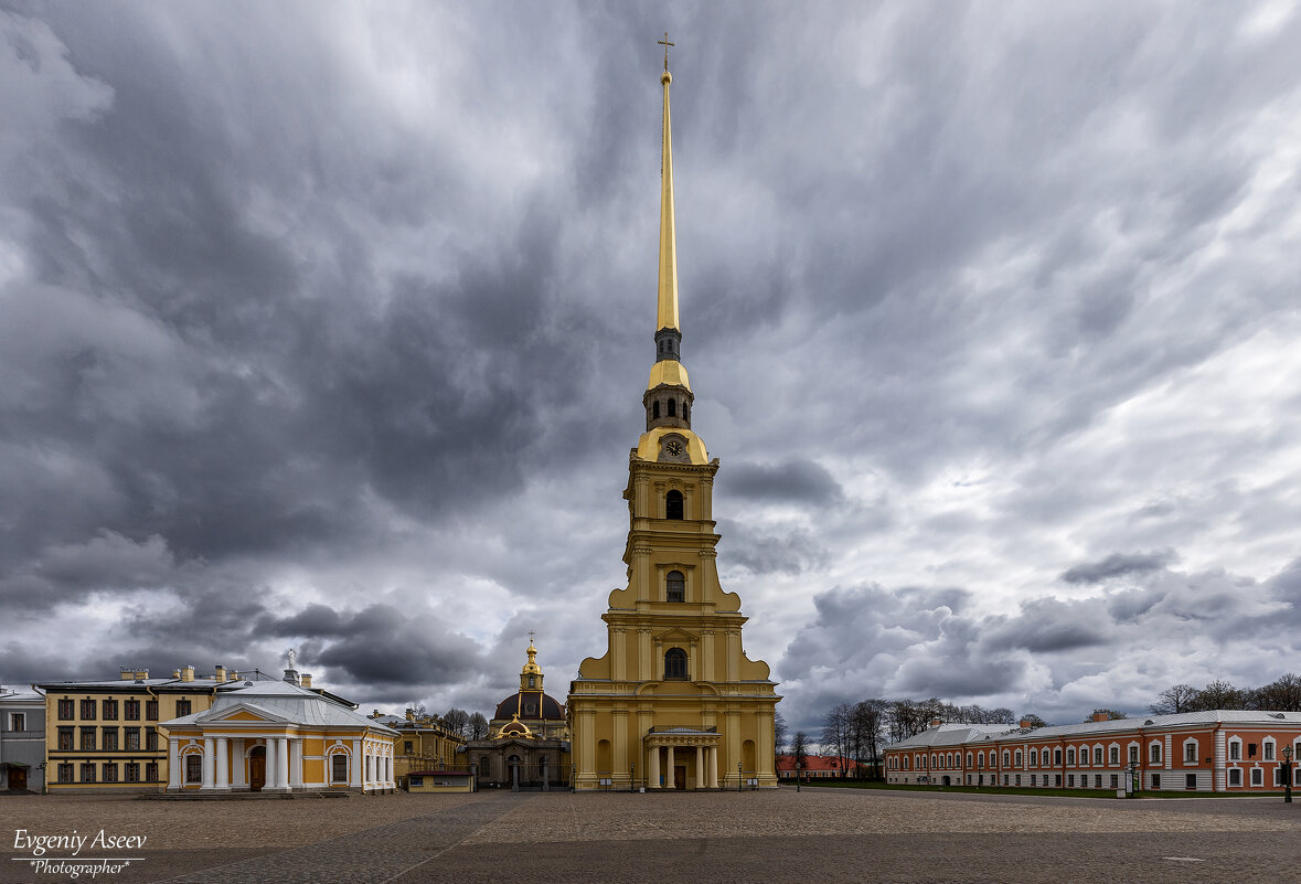 Ветра вой и волн свирепость — все видала, все снесла Петропавловская крепость, тучи рвущая игла - Евгений Ветра вой и волн свирепость — все видала, все снесла Петропавловская крепость, тучи рвущая игла - Евгений