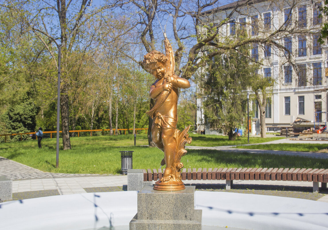 Скульптура,мальчик с рыбой - Валентин Семчишин