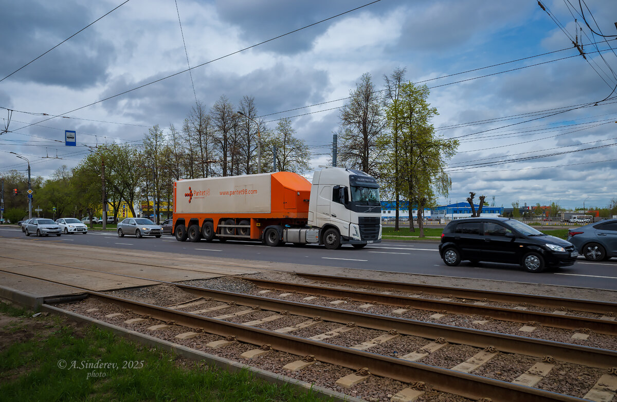 Белый грузовик Volvo - Александр Синдерёв Белый грузовик Volvo - Александр Синдерёв