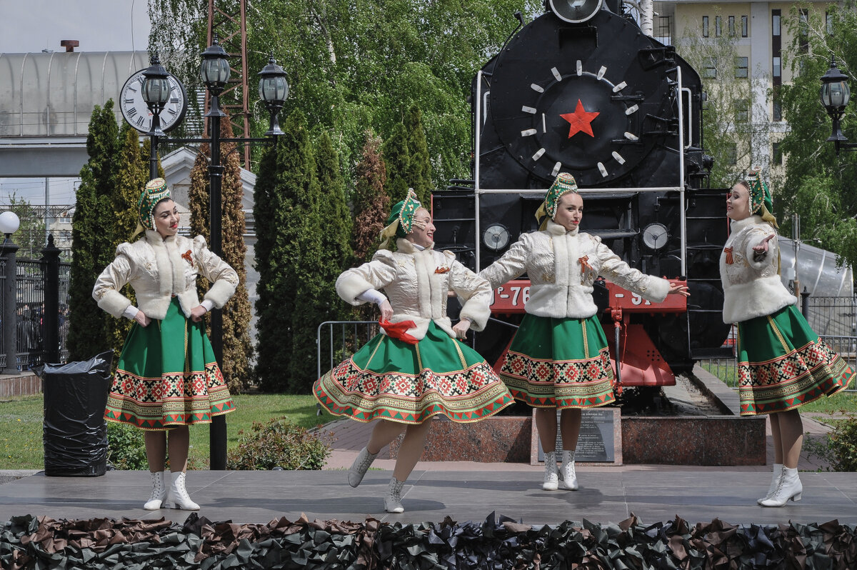 Танцуют "Воронежские девчата" - Татьяна Машошина