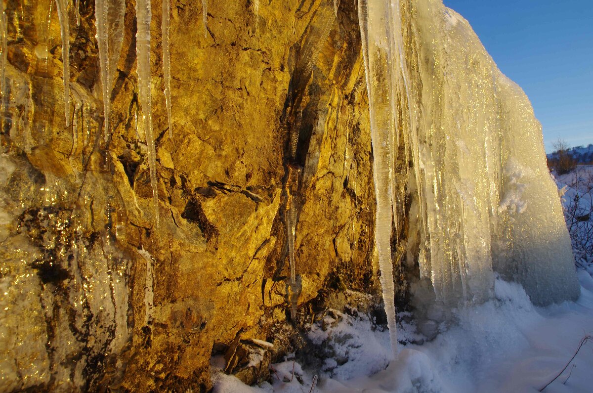 Сосульки на камне - Сергей Швечков