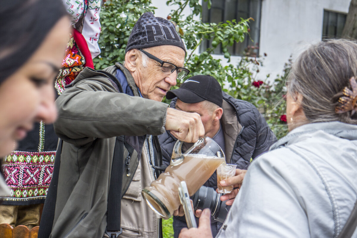 Наш культовый фотокорреспондент Валерий Кругликов на разливе свежевыжатого виноградного сока - Коля Лукашов Наш культовый фотокорреспондент Валерий Кругликов на разливе свежевыжатого виноградного сока - Коля Лукашов