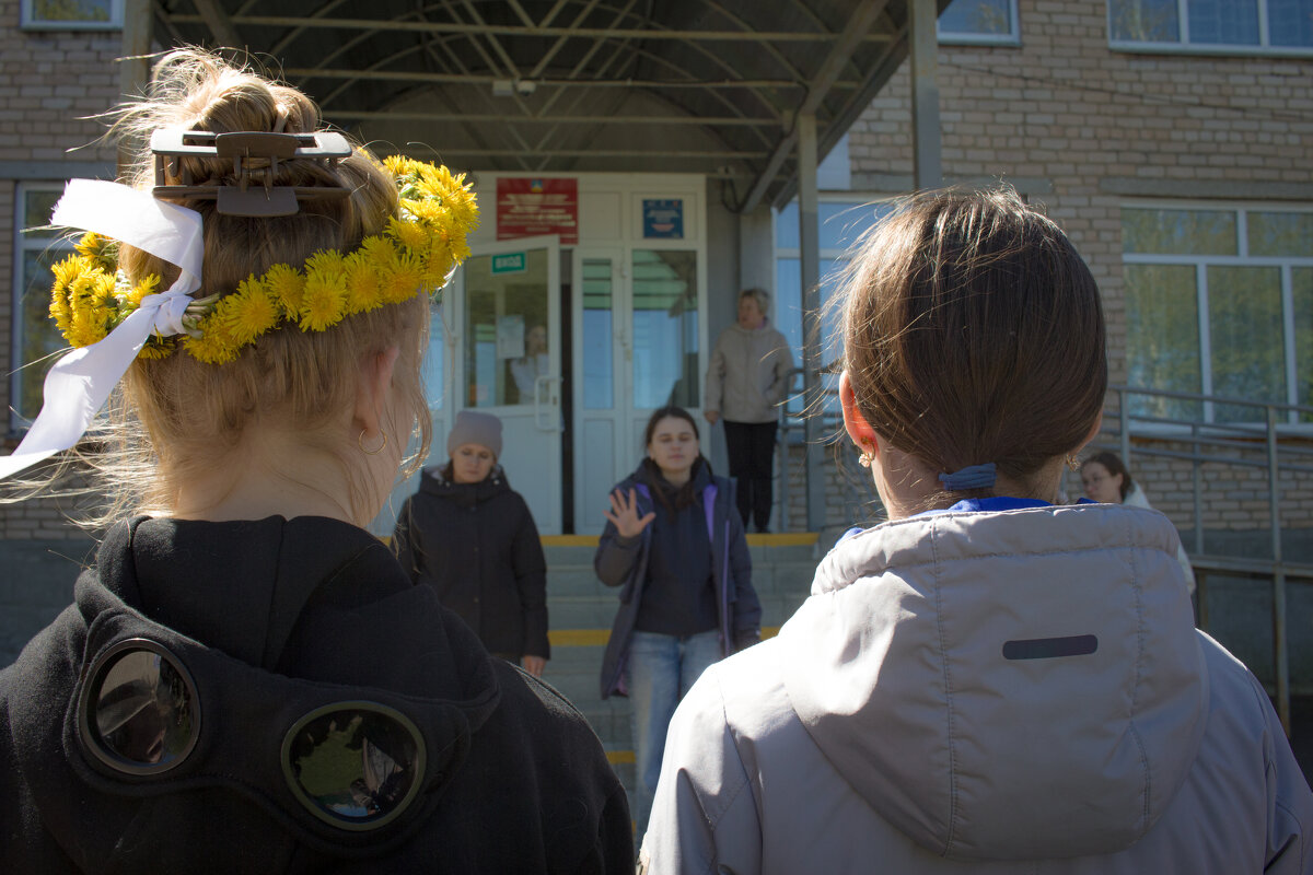 на школьной линейке - апрель! - Николай Иванович Щенов