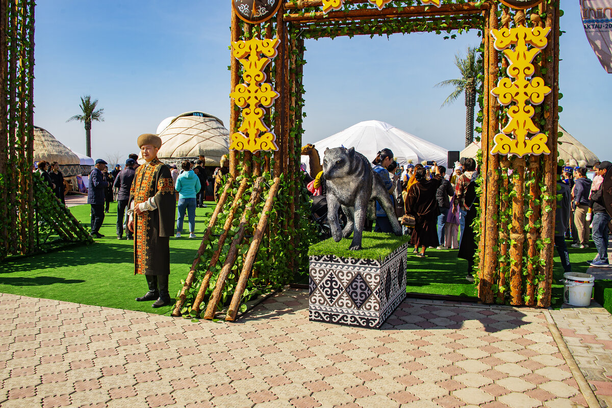 На площади - Анатолий Чикчирный