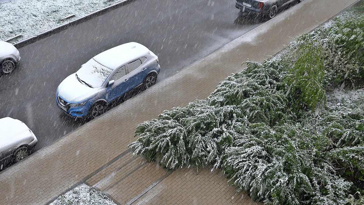Выглянул в окно, а там снег - Валерий Иванович