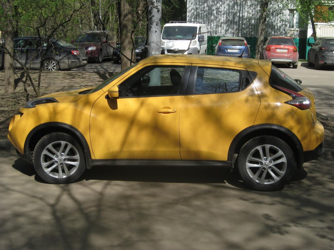 Жёлтый "Ниссан" - Дмитрий Никитин