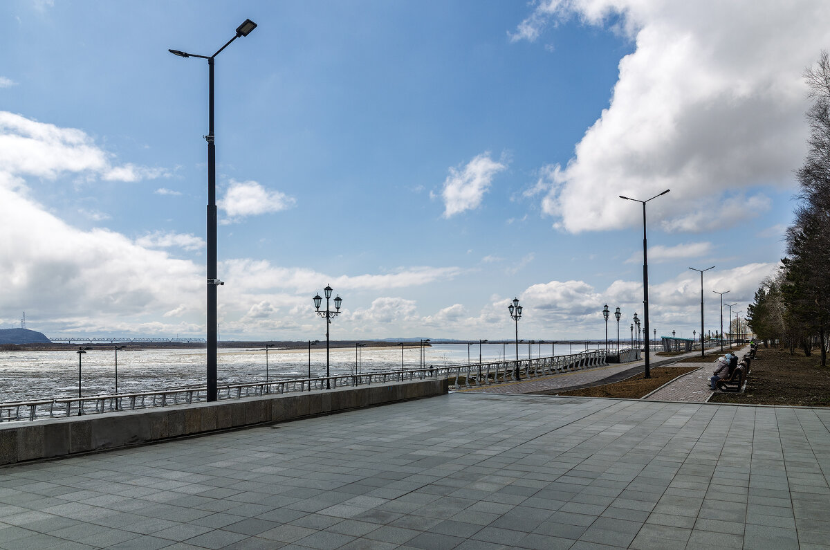 На набережной у Амура. - Виктор Иванович Чернюк