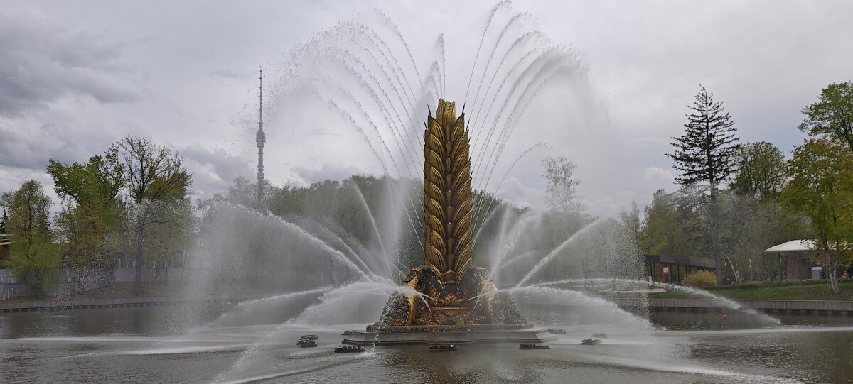 Фонтан Золотой колос - <<< Наташа >>> Фонтан Золотой колос - <<< Наташа >>>