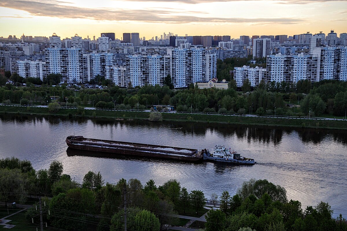 Тихо плывёт баржа на закате дня,,,, - Анатолий Колосов