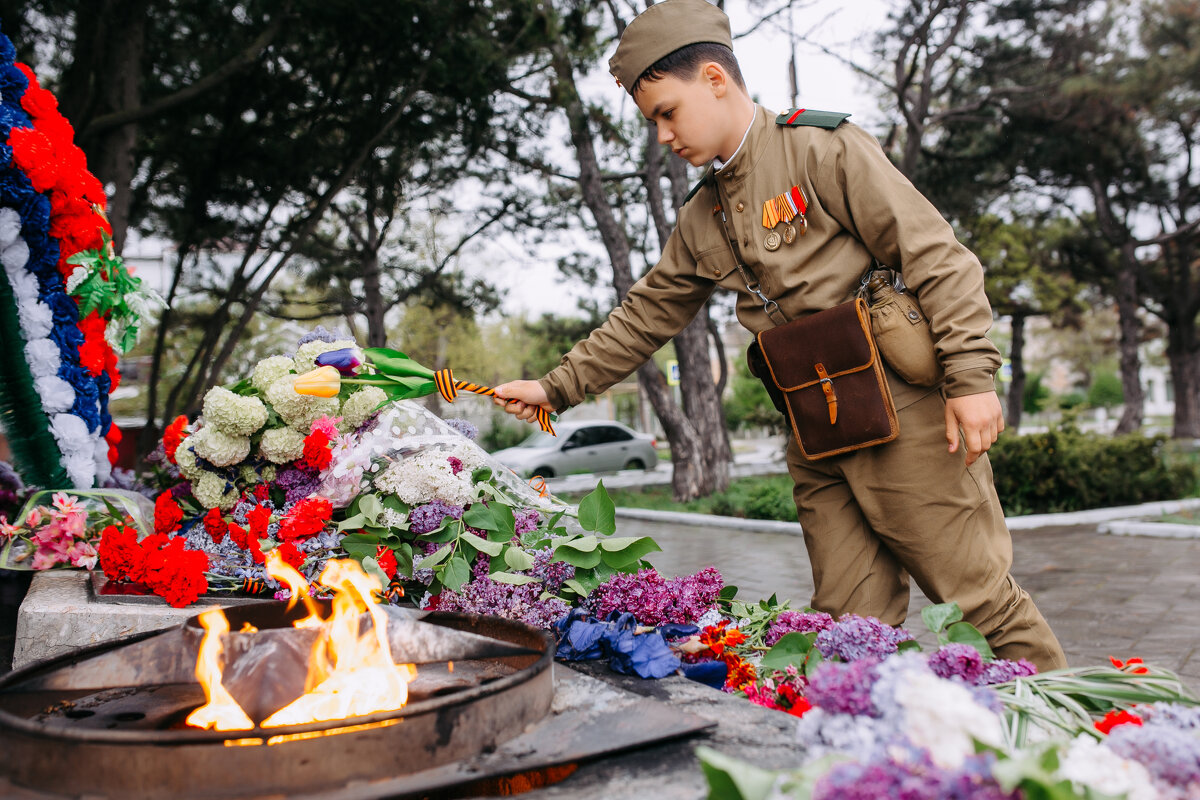 Парень в форме красноармейца - Евгений Николаев Парень в форме красноармейца - Евгений Николаев