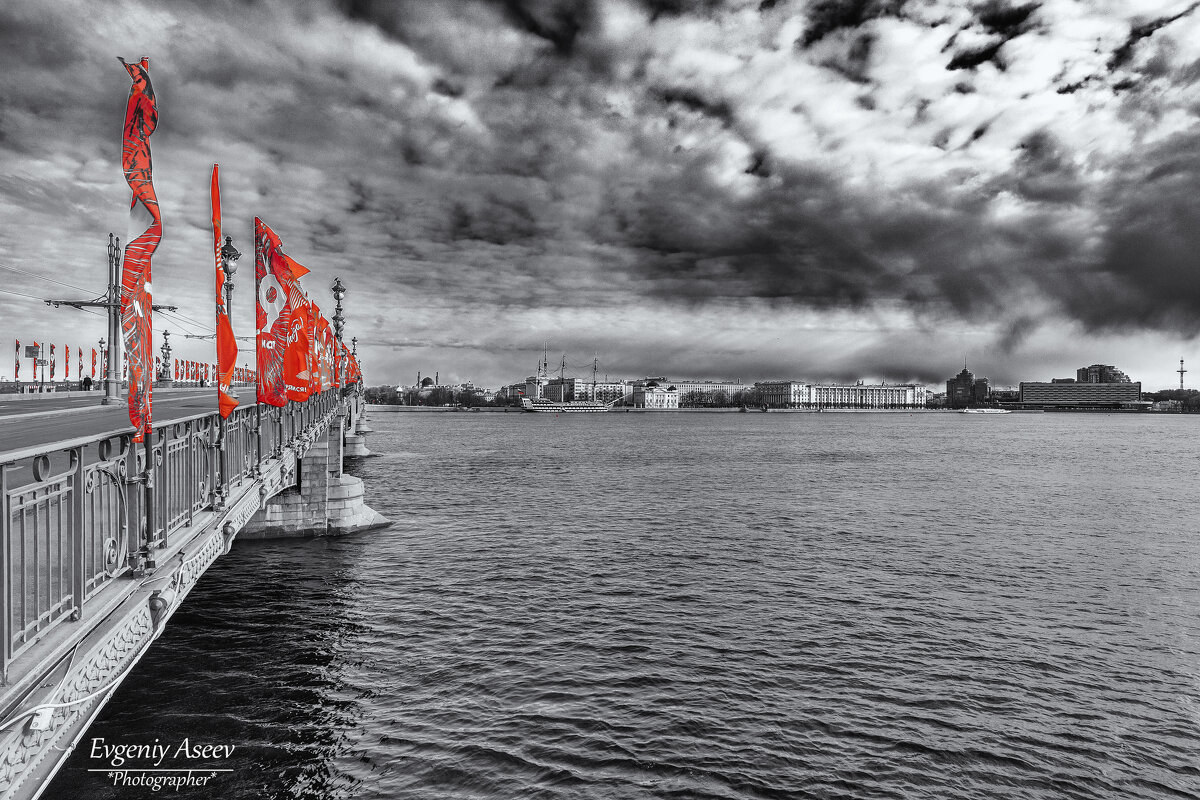 Суровый Питер встречает праздник - Евгений Суровый Питер встречает праздник - Евгений