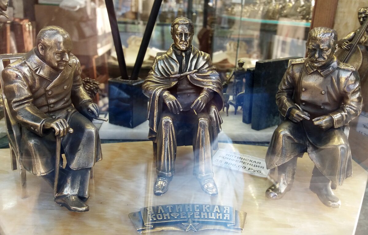 В витрине магазина - Galina Solovova