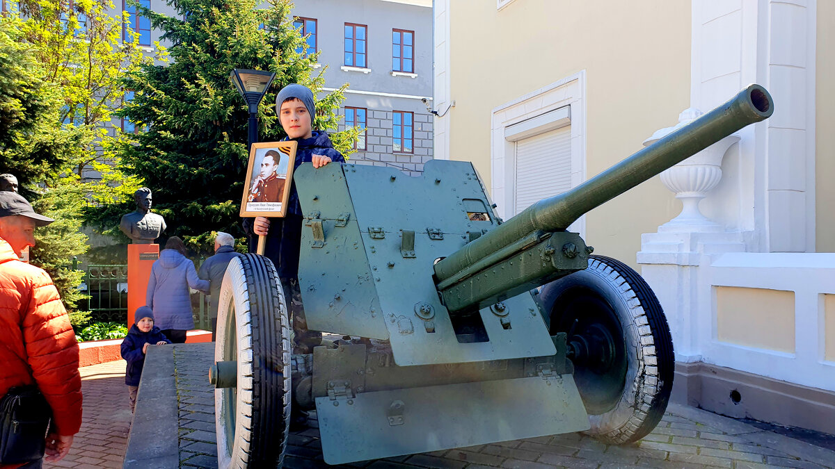 9 Мая . Внук и портрет Деда - Александр Прокудин 9 Мая . Внук и портрет Деда - Александр Прокудин