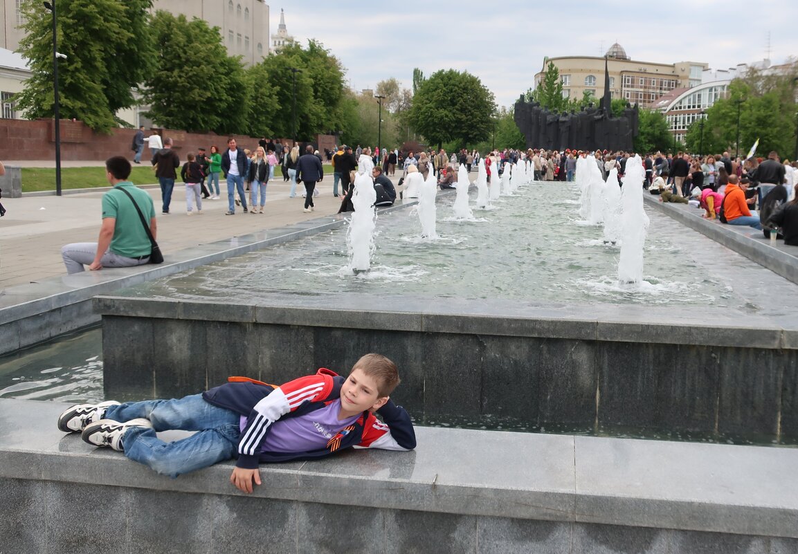 Мальчик у фонтана - Gen Vel Мальчик у фонтана - Gen Vel