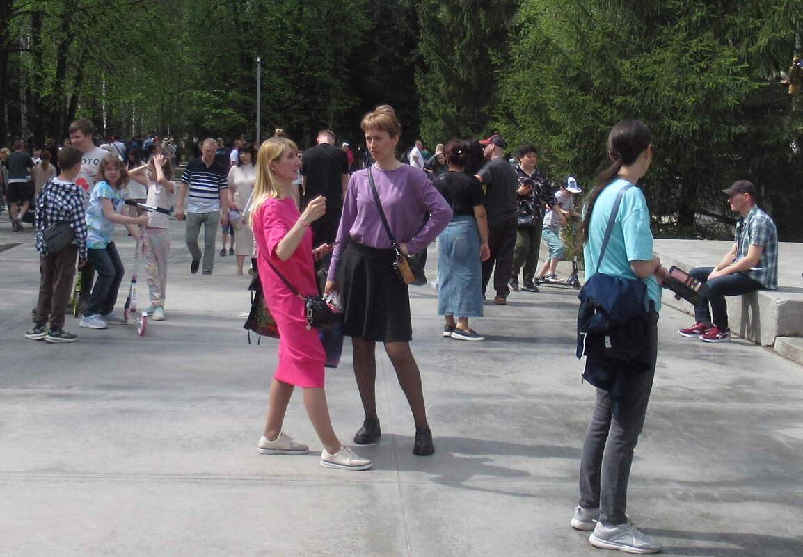 Девушки на празднике - Андрей Макурин Девушки на празднике - Андрей Макурин