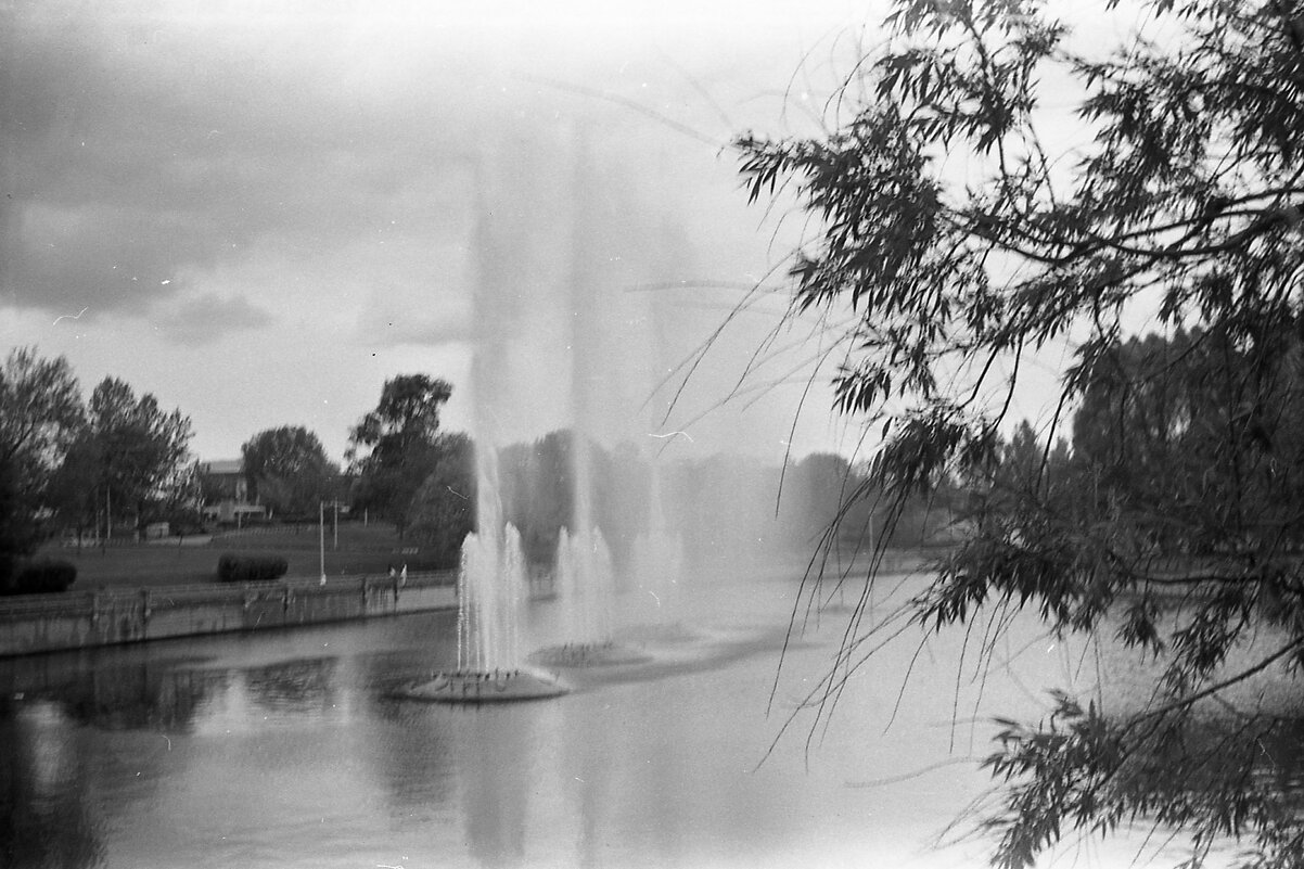 фонтан в сквере - Игорь Бухало