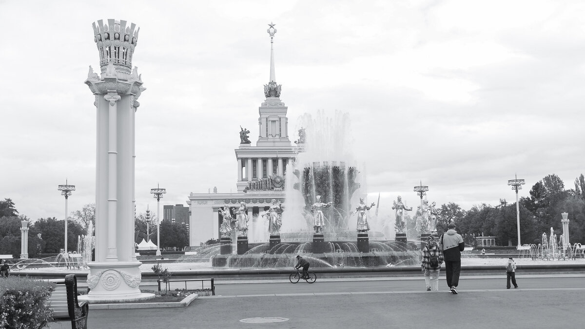 Где то на ВДНХ - юрий поляков