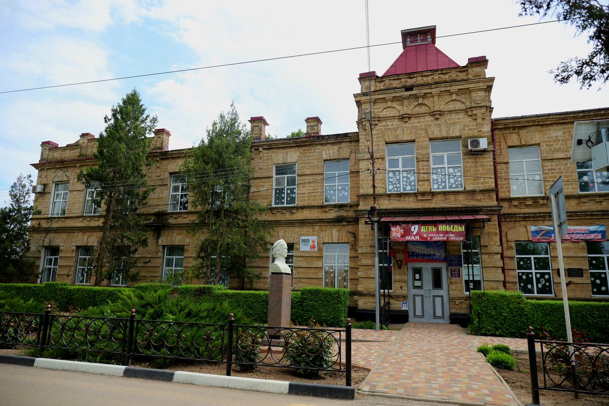 Школа №1 г.Благодарного Ставропольского края где училась Е.Д.Бершанская - Evgeny Mameev Школа №1 г.Благодарного Ставропольского края где училась Е.Д.Бершанская - Evgeny Mameev