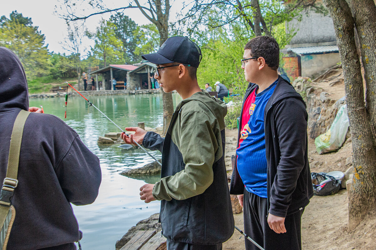 Юные неудачливые рыболовы - Юрий Яловенко