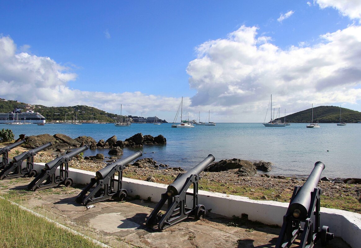 Артиллерийская батарея в городе Шарлотта-Амалия, Американские Виргинские острова. - unix (Илья Утропов) Артиллерийская батарея в городе Шарлотта-Амалия, Американские Виргинские острова. - unix (Илья Утропов)