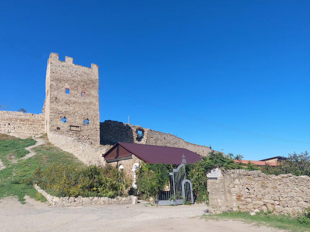 Башня Криско Генуэзской крепости - ИРЭН@ . Башня Криско Генуэзской крепости - ИРЭН@ .