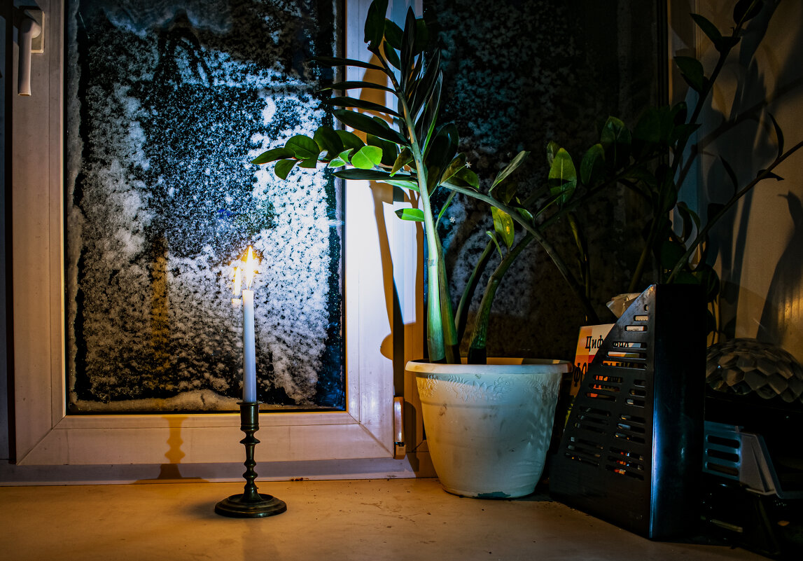 свеча и снег на окне - petyxov петухов