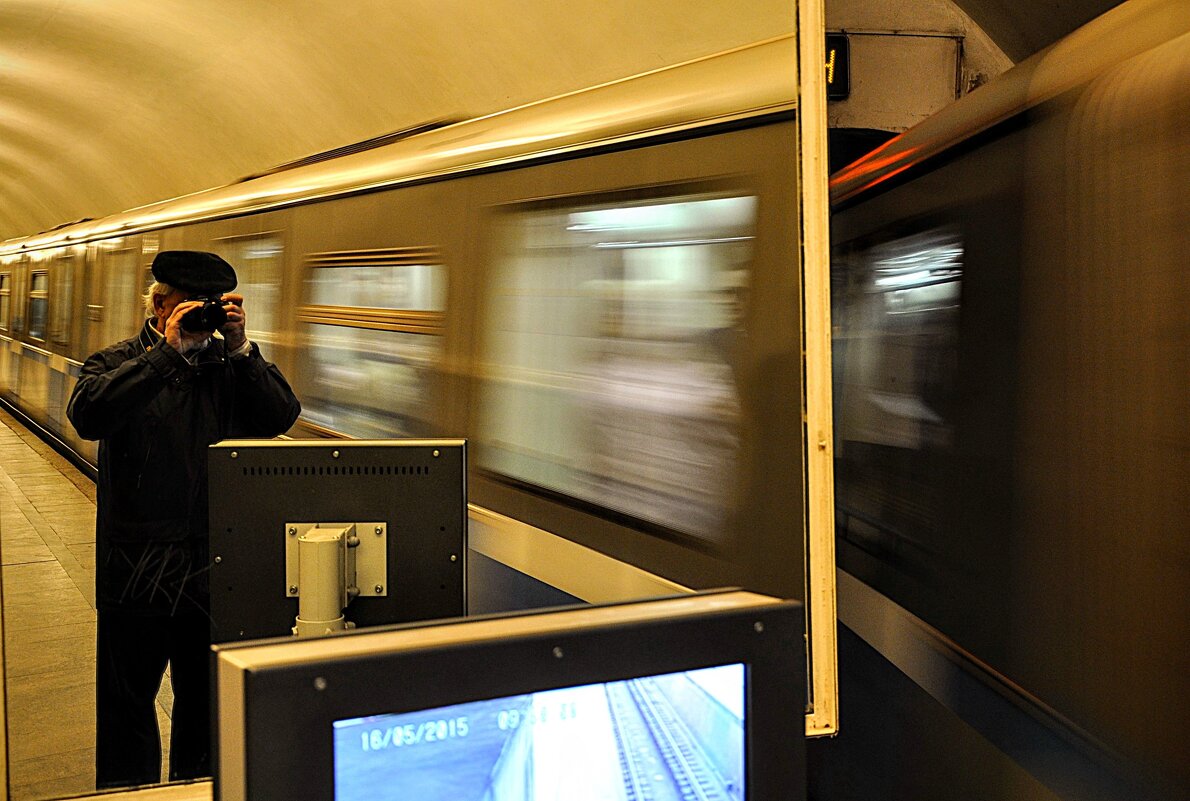 Так провожают поезда , совсем не так как пароходы ,,,) - Анатолий Колосов