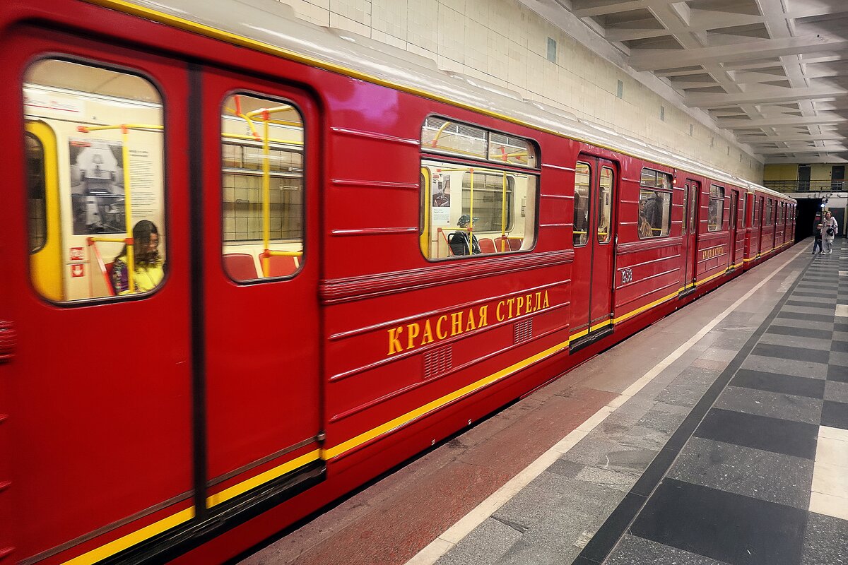 «Красная стрела» — самый старый из действующих именных поездов в Московском метро. - Татьяна Помогалова «Красная стрела» — самый старый из действующих именных поездов в Московском метро. - Татьяна Помогалова