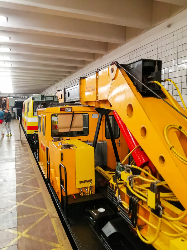 Спецтехника в метро - Александр 