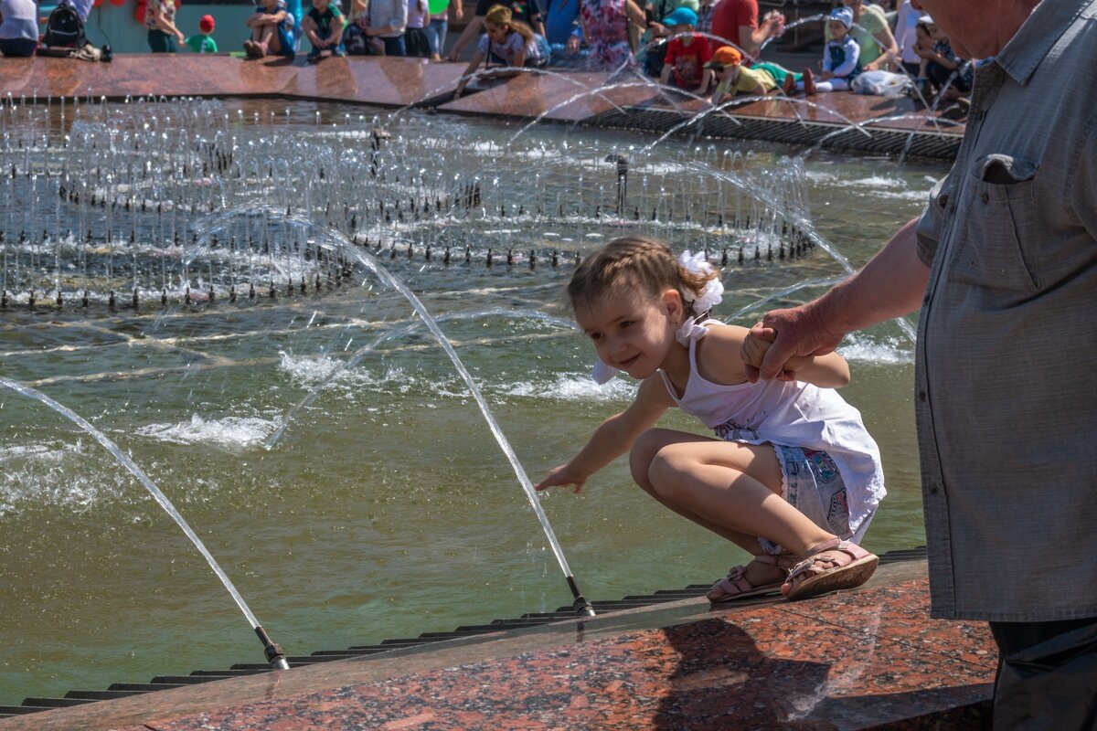 У фонтана - Игорь Сикорский У фонтана - Игорь Сикорский