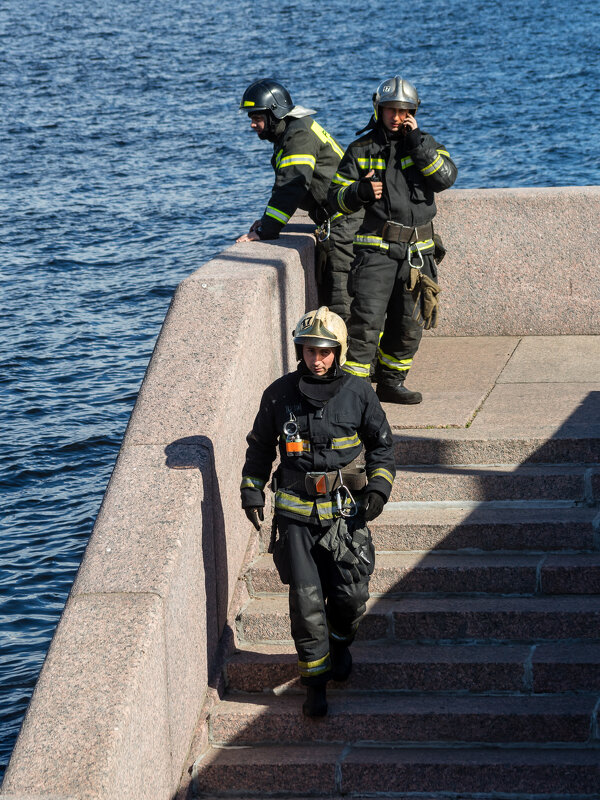 МЧС(1):"Диспетчер, а давно он нырнул?" - Игорь Викторов МЧС(1):"Диспетчер, а давно он нырнул?" - Игорь Викторов