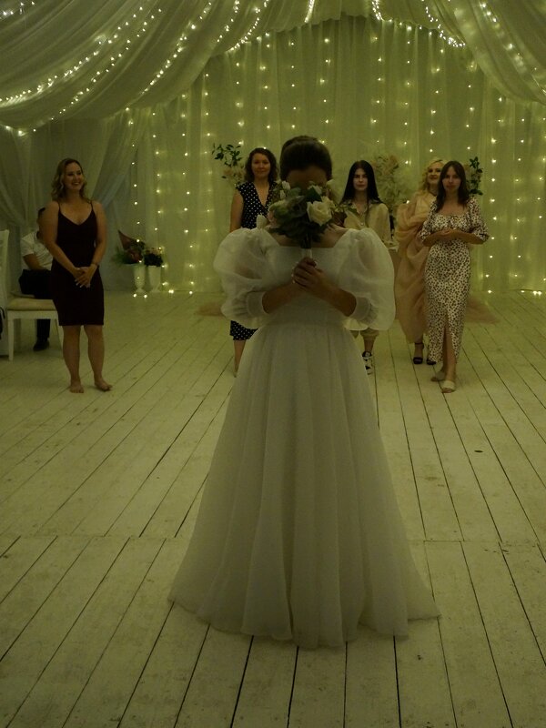 Сейчас  о н а  бросит букет ..... - Алёна Савина