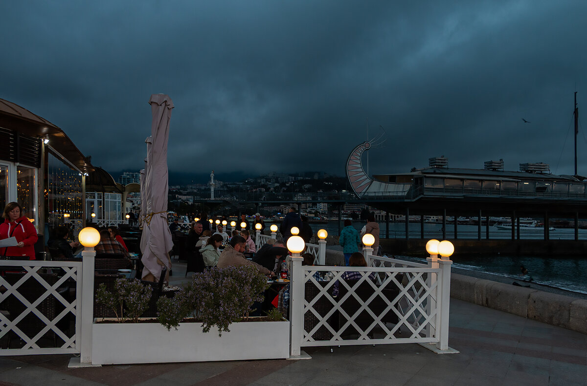 Скромный ужин у моря - Юрий Яловенко