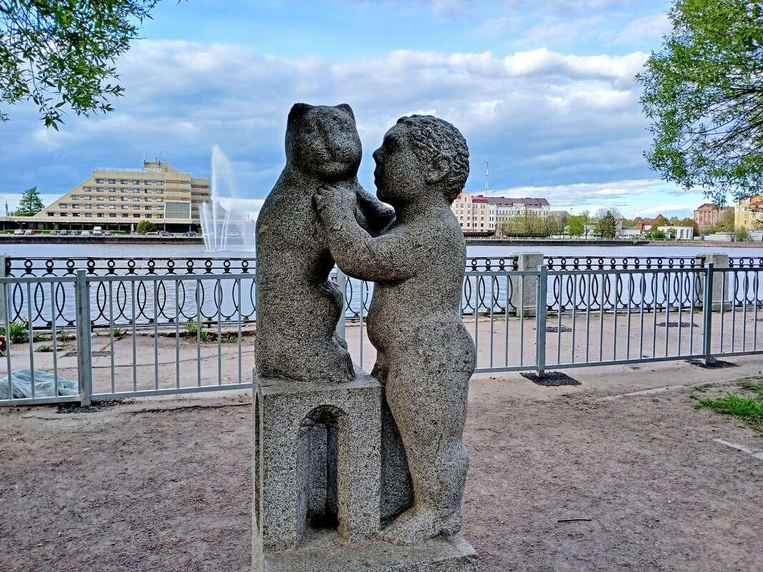 Современная скульптура Выборга "Мальчик с кошкой". - Лия ☼