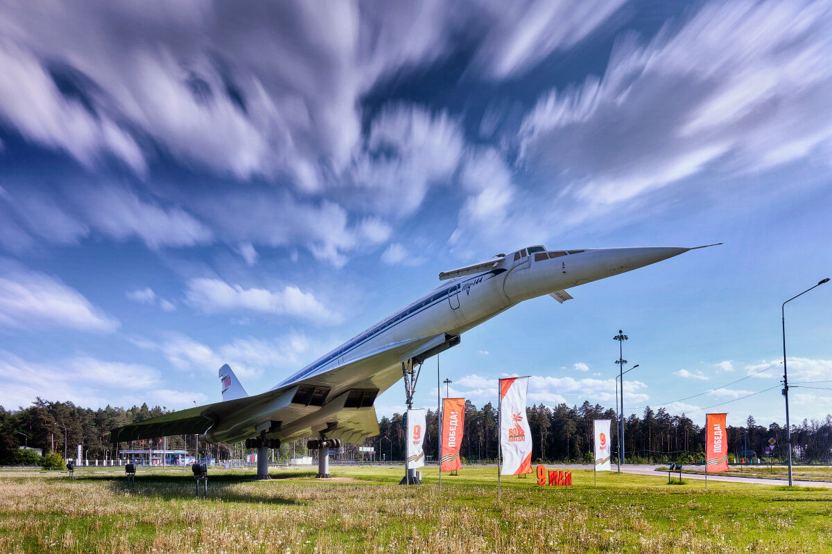 Самолет-памятник и 9е мая - Валерий Вождаев