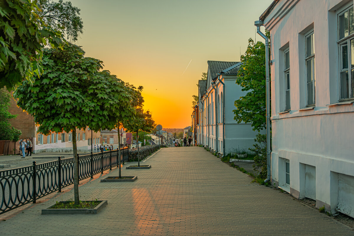 По центральной улочке - Александр Филатов По центральной улочке - Александр Филатов