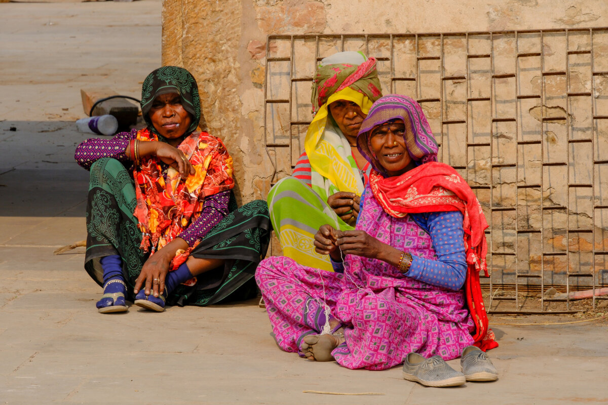 Местные во дворе храма Карн Махал - Георгий А