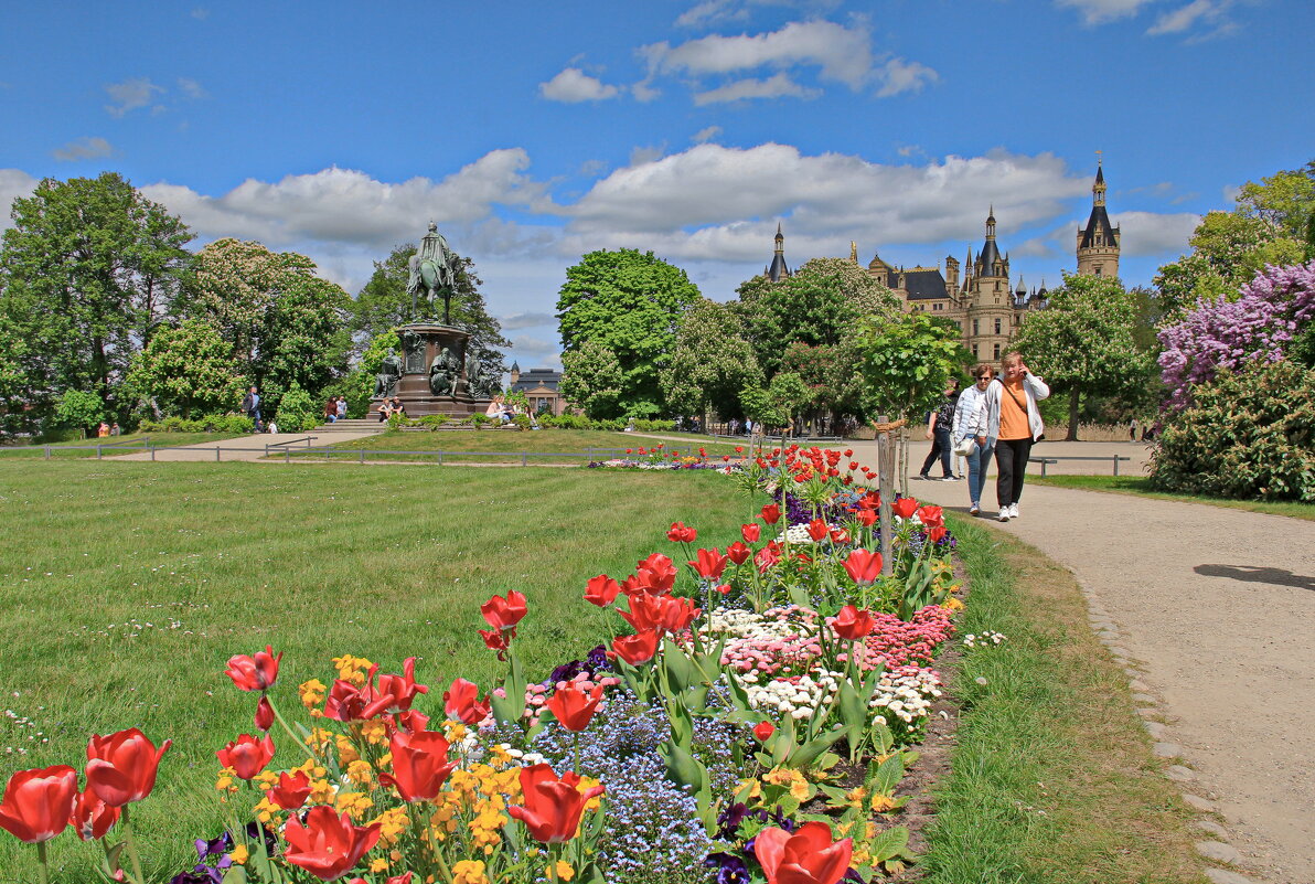 В парке у дворца - Андрей K. В парке у дворца - Андрей K.