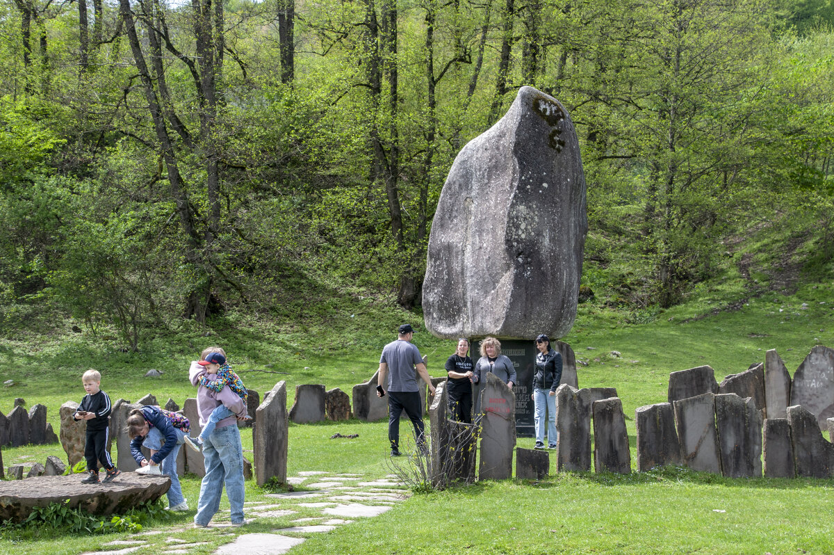 Памятник в честь 70-летия Черекского восстания балкарских крестьян - Gen Памятник в честь 70-летия Черекского восстания балкарских крестьян - Gen