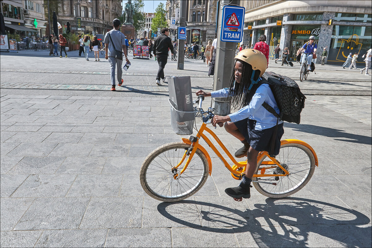 Из Антверпенских зарисовок. После школы- домой! - Валерий Готлиб Из Антверпенских зарисовок. После школы- домой! - Валерий Готлиб
