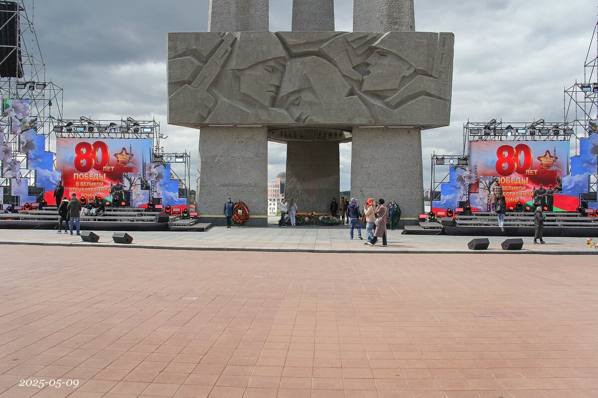 " У трех штыков." - Роланд Дубровский